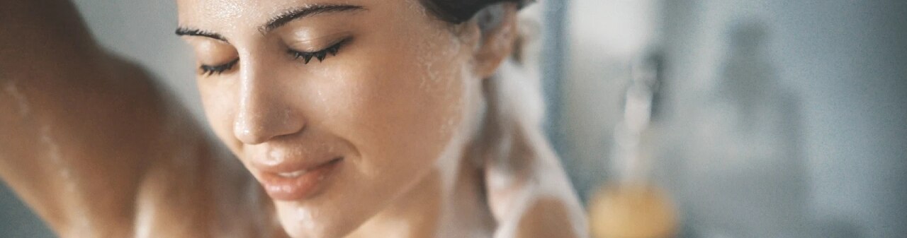 hidratacion-y-humectacion-de-la-piel mujer bañándose en su regadera